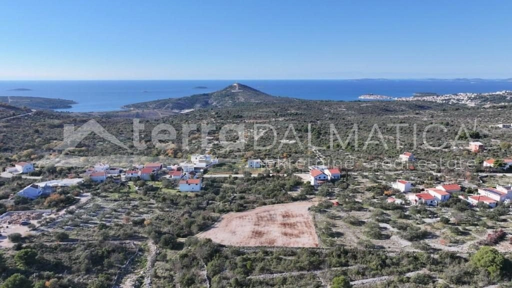 Zemljište 2186 m² u Primoštenu – pogled na more