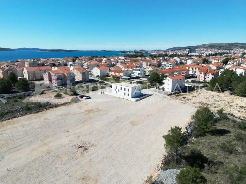 Građevinsko zemljište u Vodicama – 710 m², blizu mora