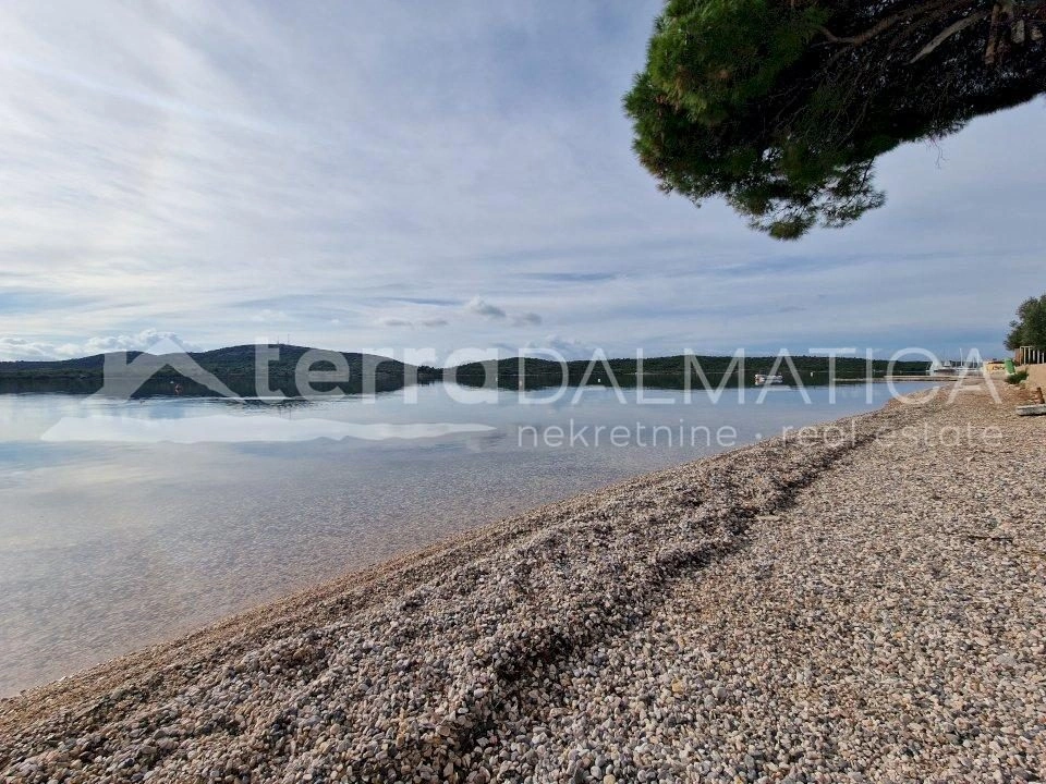 Pirovac, modernes Doppelhaus mit Pool