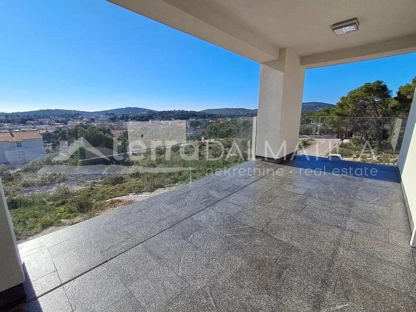 Neubau in Jezera mit Meerblick, Terrasse und Parkplatz