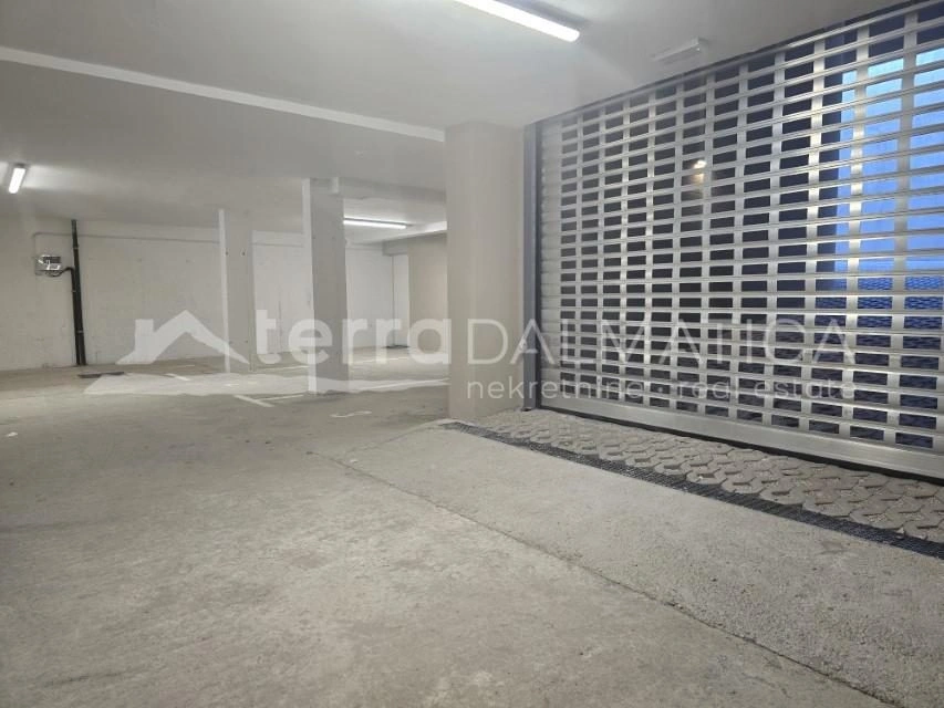 Moderne Wohnung mit Pool und Garage in Brodarica