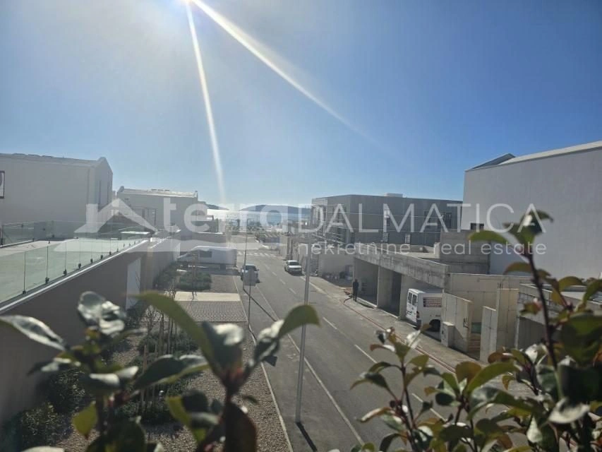 Moderne Wohnung mit Pool und Garage in Brodarica