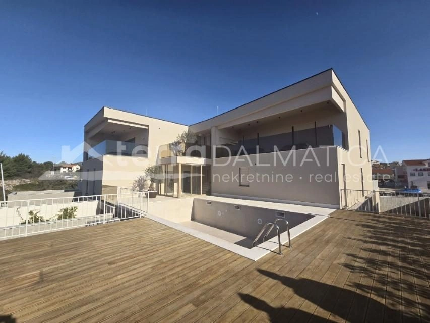 Moderne Wohnung mit Pool und Garage in Brodarica