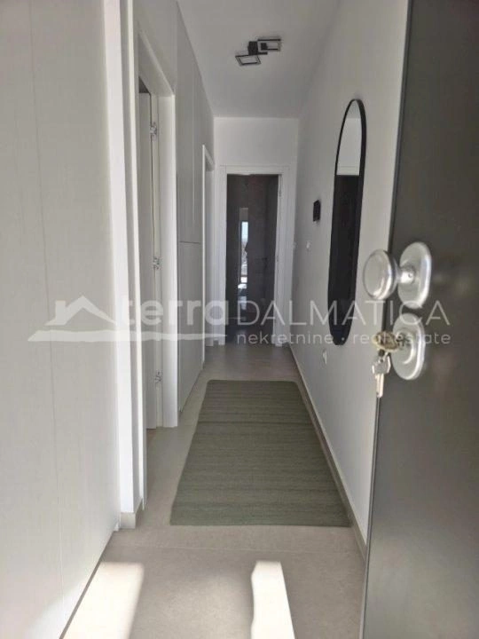 Moderne Wohnung mit Pool und Garage in Brodarica