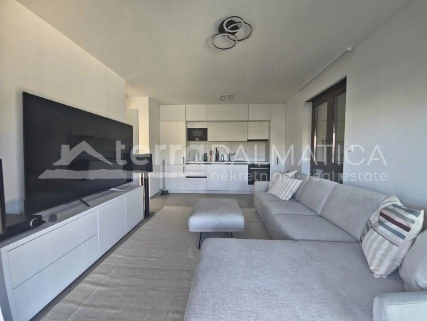 Moderne Wohnung mit Pool und Garage in Brodarica