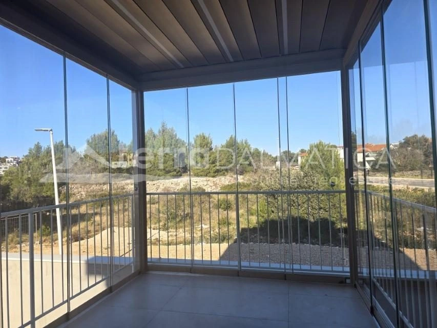 Moderne Wohnung mit Pool und Garage in Brodarica