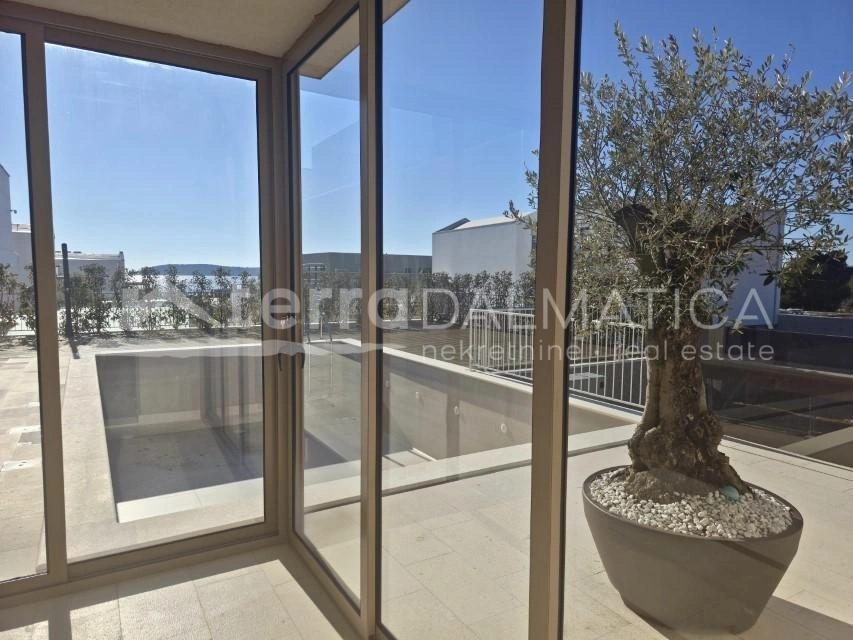 Moderne Wohnung mit Pool und Garage in Brodarica