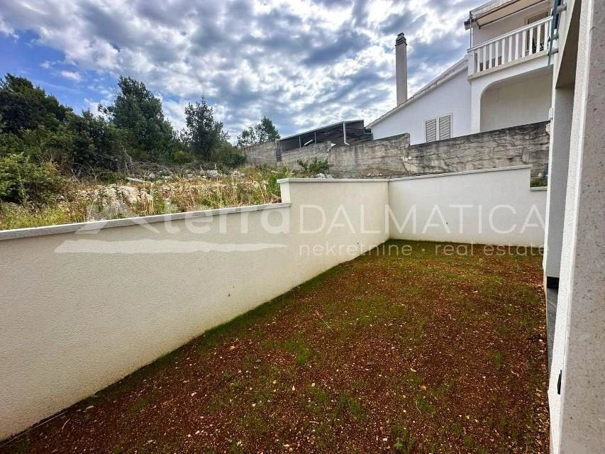 Maisonette-Wohnung in Jezera mit Garten und Terrassen