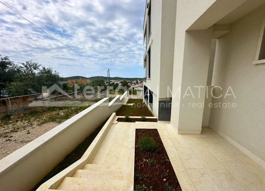 Maisonette-Wohnung in Jezera mit Garten und Terrassen