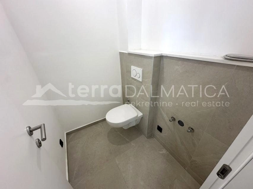 Maisonette-Wohnung in Jezera mit Garten und Terrassen