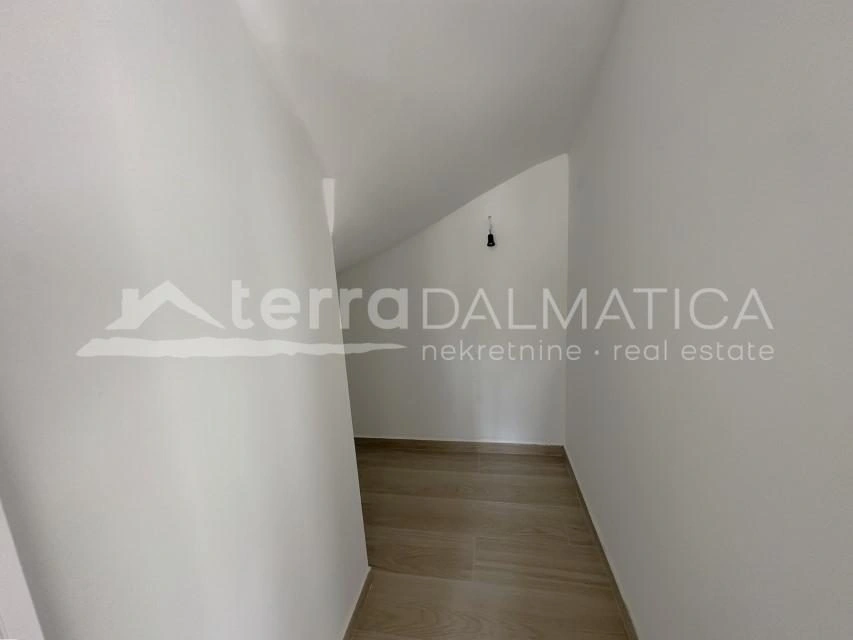 Maisonette-Wohnung in Jezera mit Garten und Terrassen