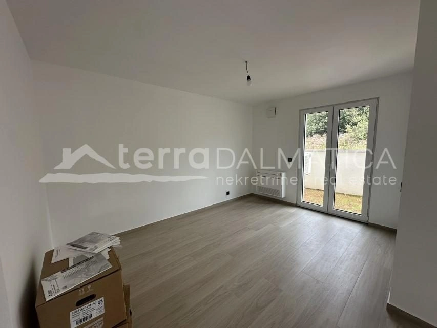 Maisonette-Wohnung in Jezera mit Garten und Terrassen