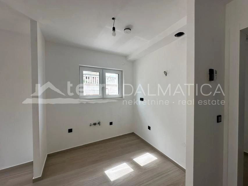 Maisonette-Wohnung in Jezera mit Garten und Terrassen