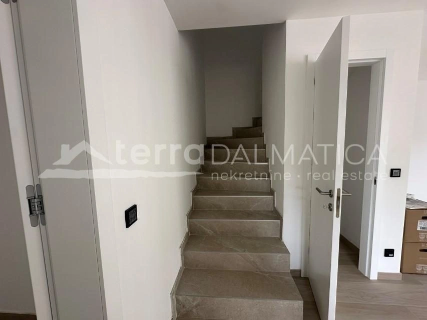 Maisonette-Wohnung in Jezera mit Garten und Terrassen