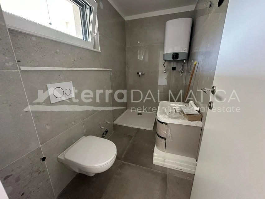 Maisonette-Wohnung in Jezera mit Garten und Terrassen