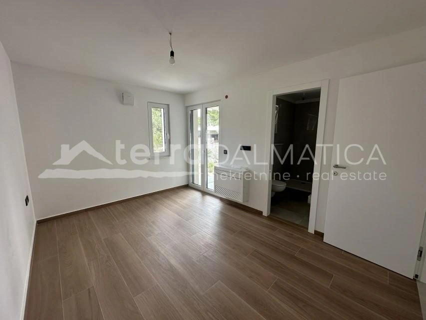 Maisonette-Wohnung in Jezera mit Garten und Terrassen