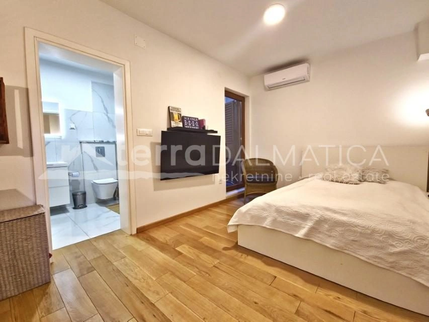 Authentisches Steinhaus im Herzen von Vodice – drei Etagen, Geschäftsraum und Dachterrasse