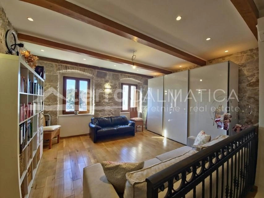 Authentisches Steinhaus im Herzen von Vodice – drei Etagen, Geschäftsraum und Dachterrasse