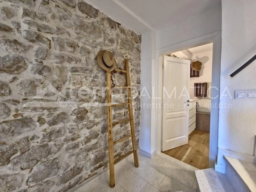 Authentisches Steinhaus im Herzen von Vodice – drei Etagen, Geschäftsraum und Dachterrasse