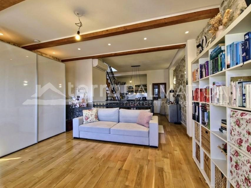 Authentisches Steinhaus im Herzen von Vodice – drei Etagen, Geschäftsraum und Dachterrasse