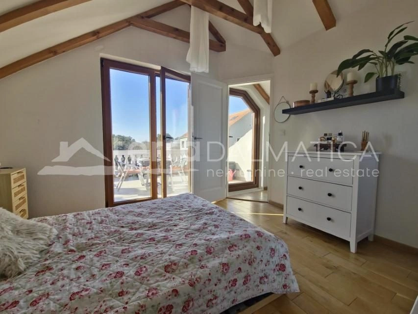 Authentisches Steinhaus im Herzen von Vodice – drei Etagen, Geschäftsraum und Dachterrasse