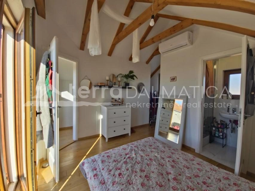 Authentisches Steinhaus im Herzen von Vodice – drei Etagen, Geschäftsraum und Dachterrasse