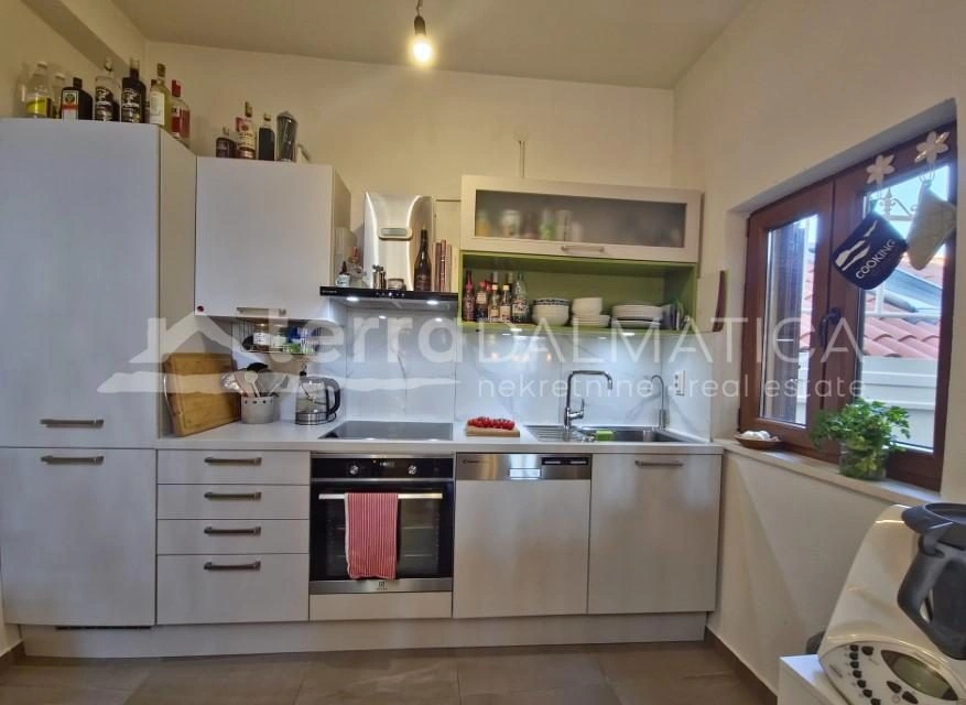 Authentisches Steinhaus im Herzen von Vodice – drei Etagen, Geschäftsraum und Dachterrasse