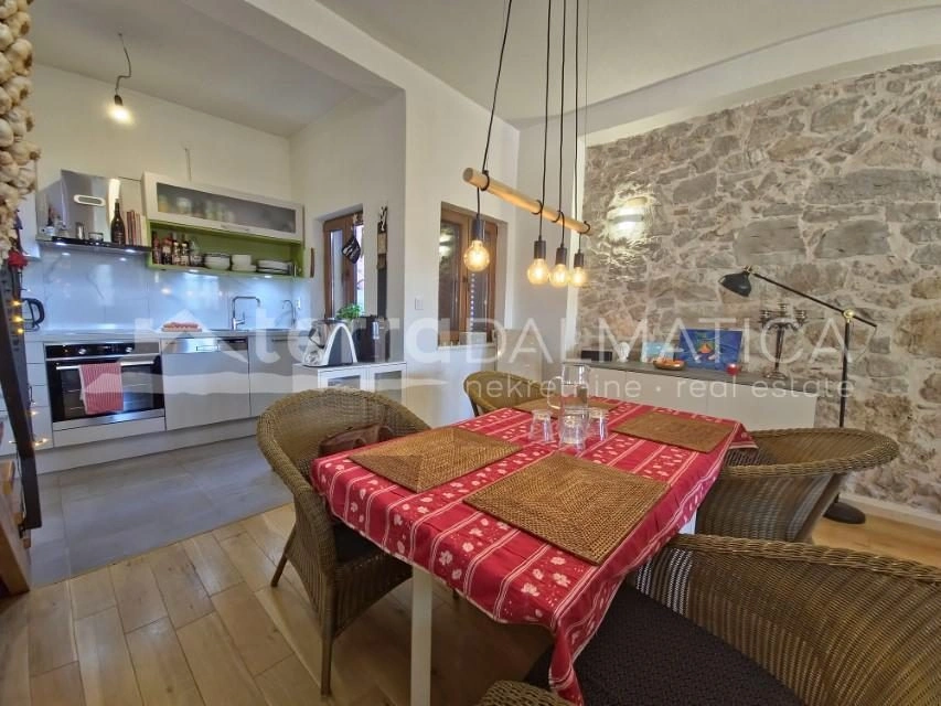 Authentisches Steinhaus im Herzen von Vodice – drei Etagen, Geschäftsraum und Dachterrasse