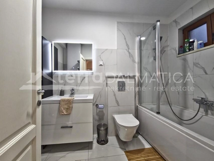 Authentisches Steinhaus im Herzen von Vodice – drei Etagen, Geschäftsraum und Dachterrasse