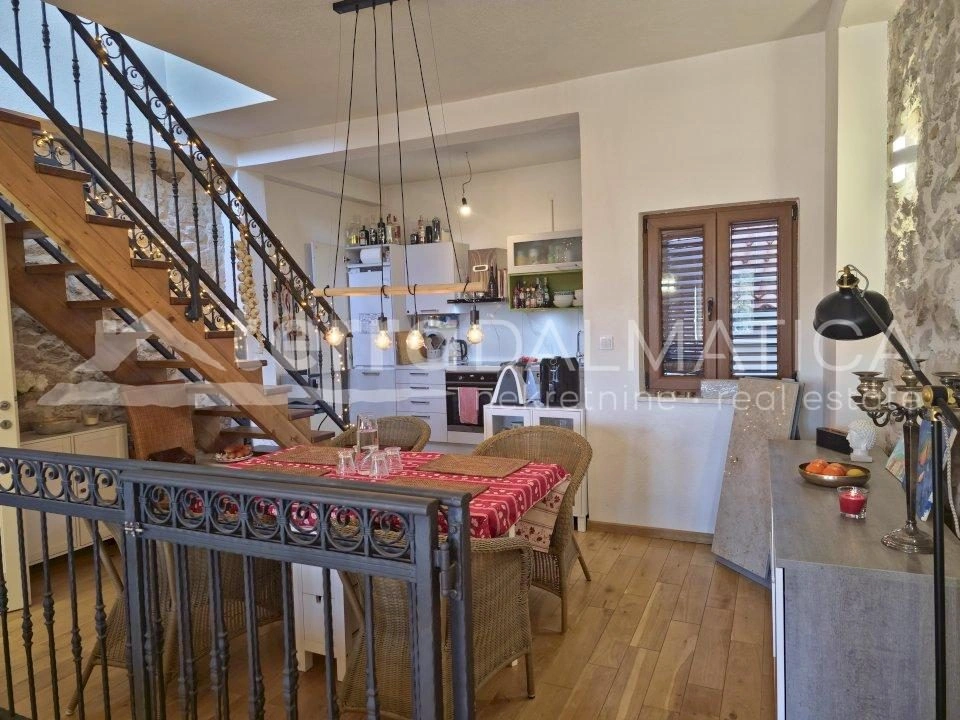 Authentisches Steinhaus im Herzen von Vodice – drei Etagen, Geschäftsraum und Dachterrasse