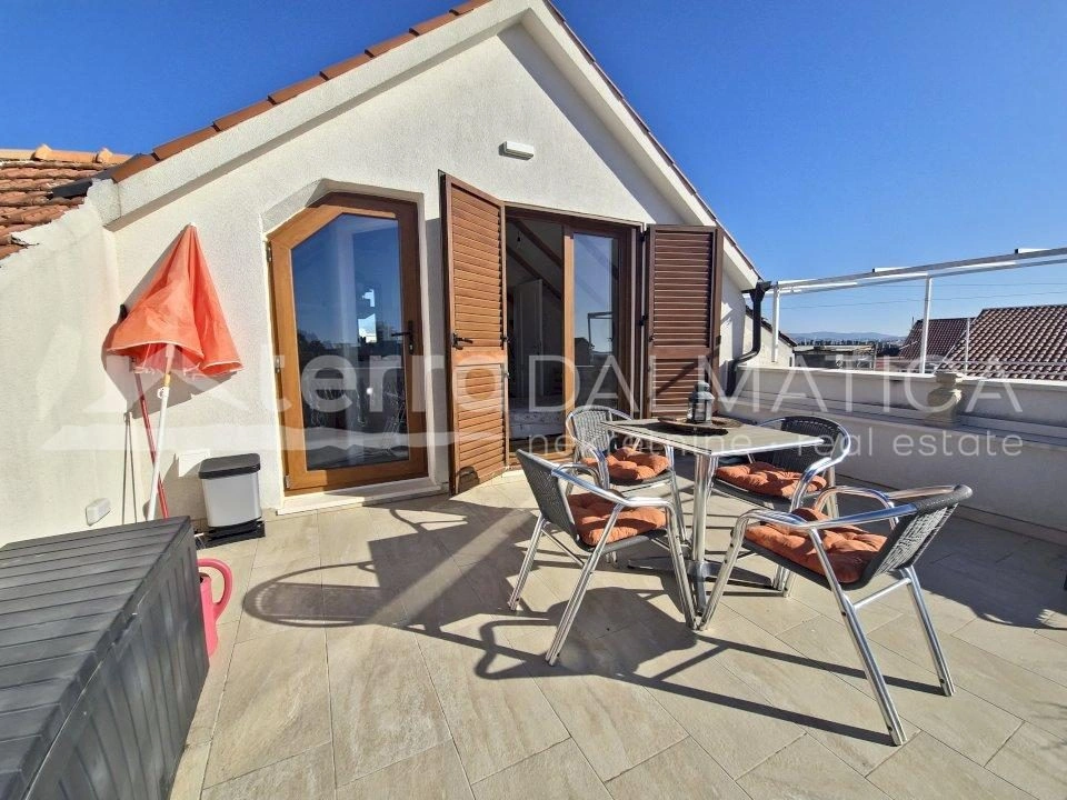 Authentisches Steinhaus im Herzen von Vodice – drei Etagen, Geschäftsraum und Dachterrasse