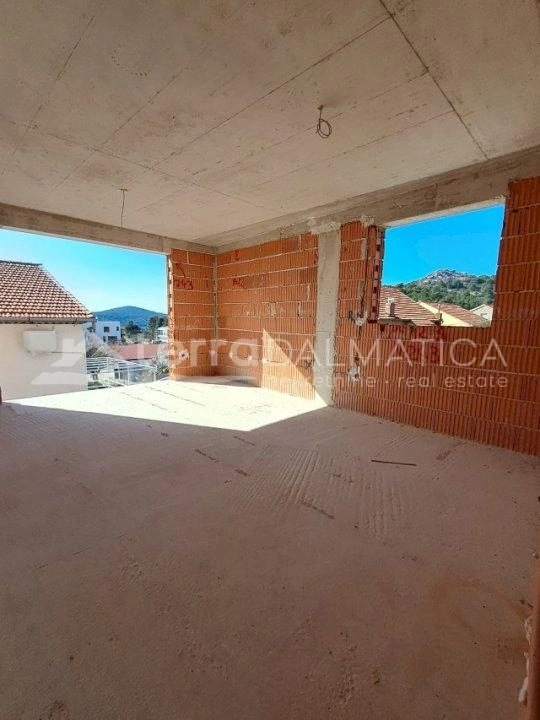 Apartment mit Terrasse und Garage in Šibenik – Ideal für Familien
