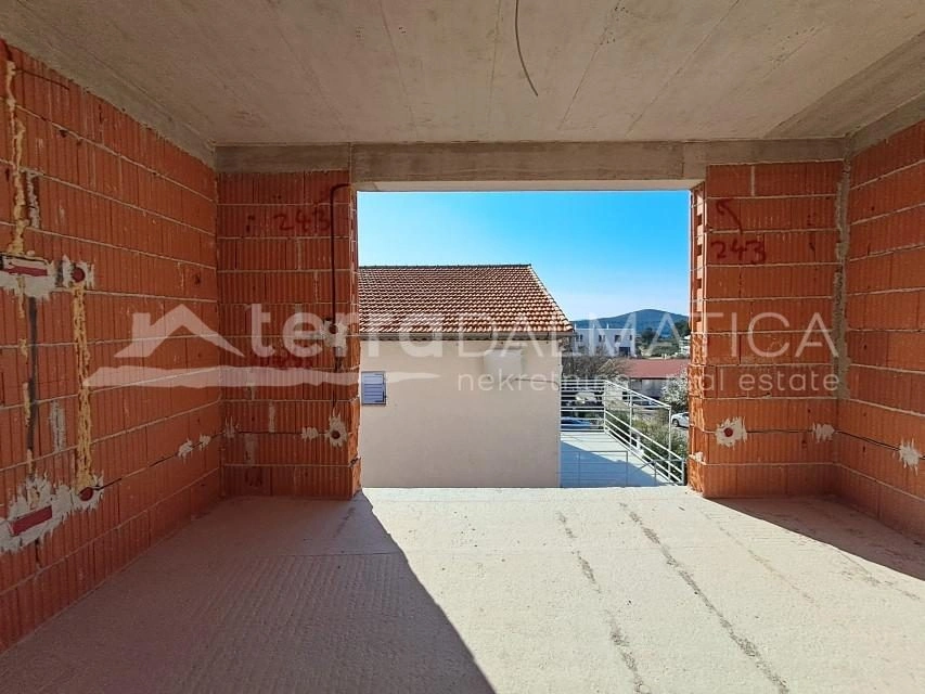 Apartment mit Terrasse und Garage in Šibenik – Ideal für Familien