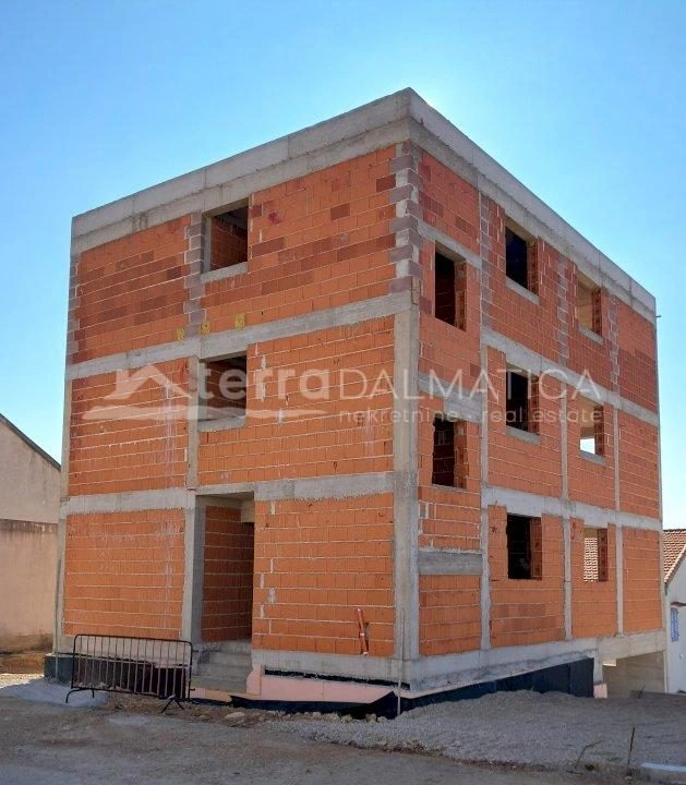 Apartment mit Terrasse und Garage in Šibenik – Ideal für Familien