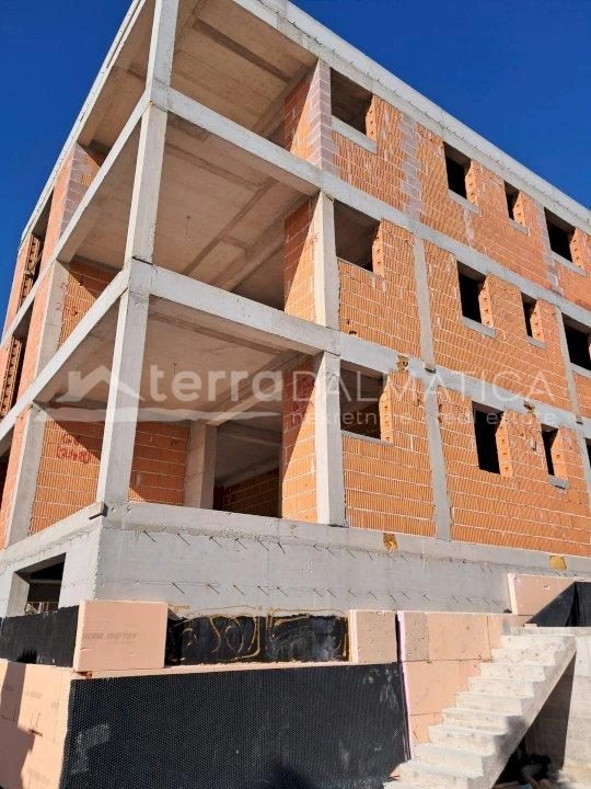 Apartment mit Terrasse und Garage in Šibenik – Ideal für Familien