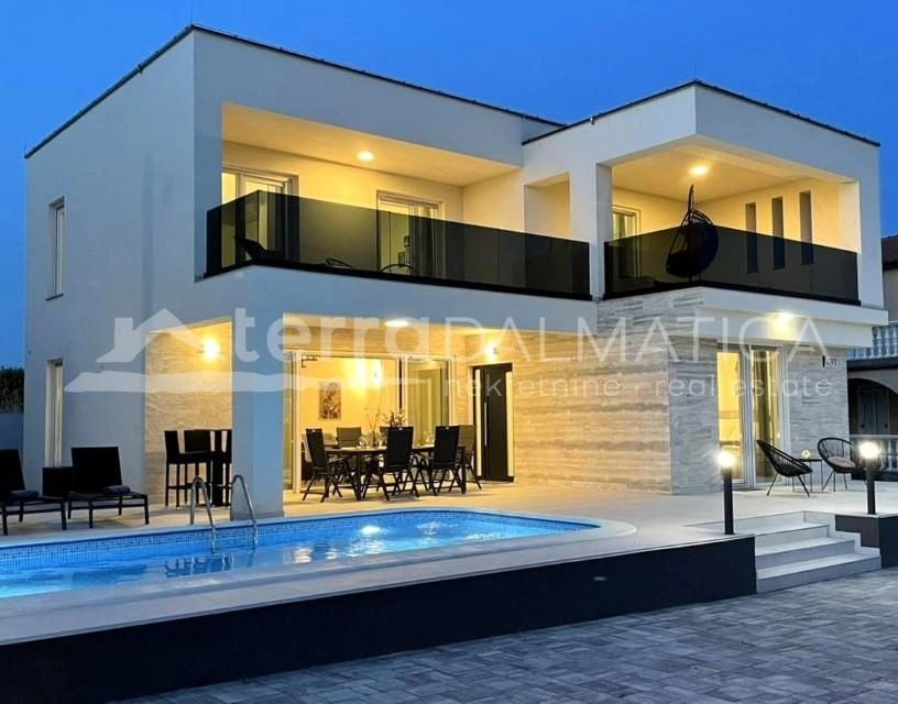 Moderna vila s bazenom u mirnom djelu Vodica