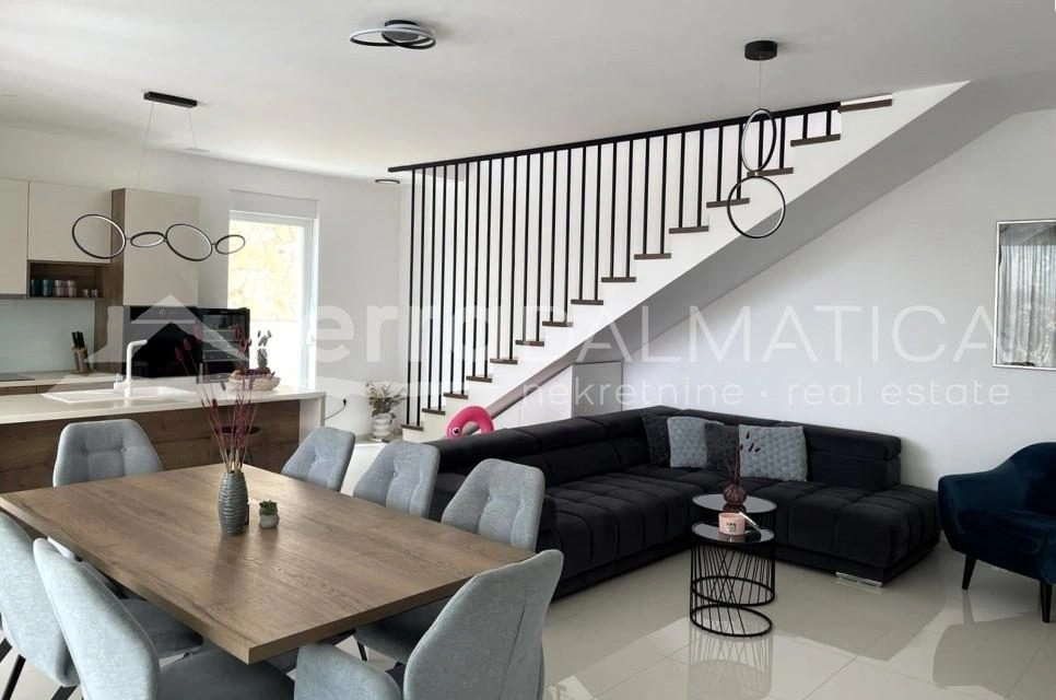 Eine moderne Villa mit Swimmingpool in einer ruhigen Gegend von Vodice