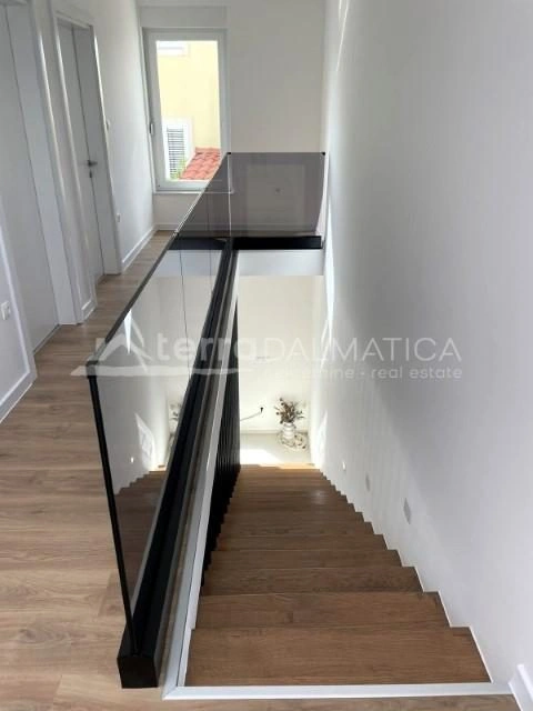 Eine moderne Villa mit Swimmingpool in einer ruhigen Gegend von Vodice