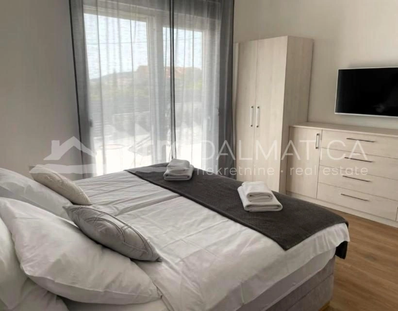 Eine moderne Villa mit Swimmingpool in einer ruhigen Gegend von Vodice