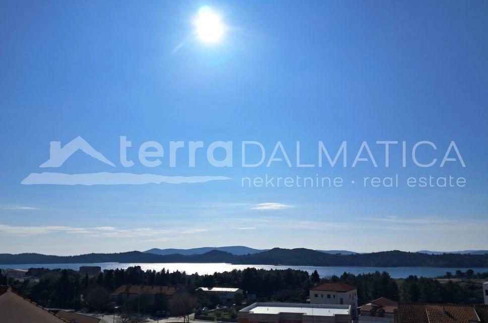 Šibenik, novogradnja s pogledom na more i garažom