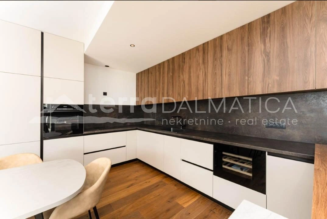 Sukošan, Luxusapartment mit Swimmingpool auf der Dachterrasse