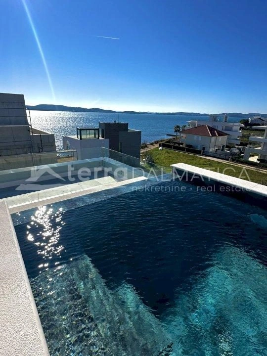 Penthouse iz Snova u Sukošanu – Privatni Bazen i Pogled na Jadran