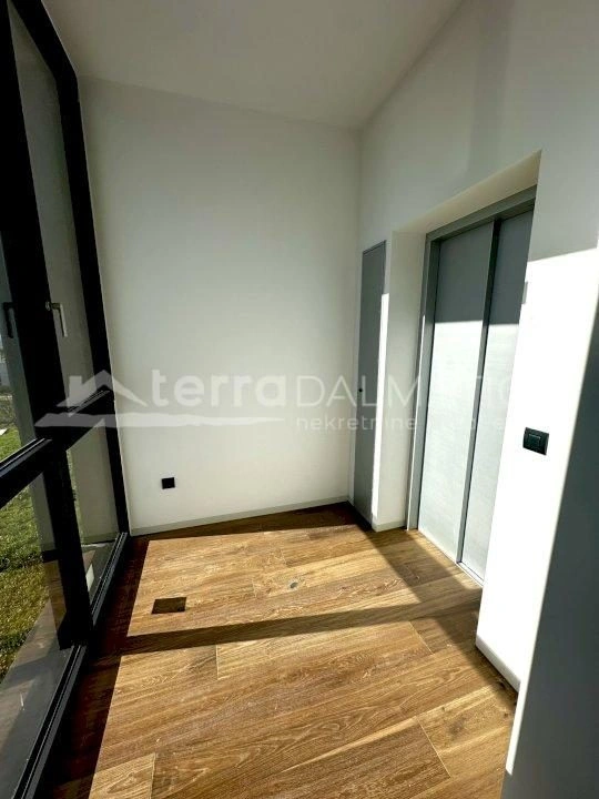 Penthouse von Snova in Sukošan – privater Pool und Blick auf die Adria