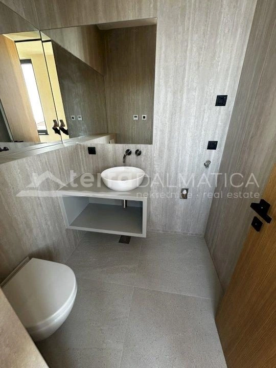 Penthouse von Snova in Sukošan – privater Pool und Blick auf die Adria