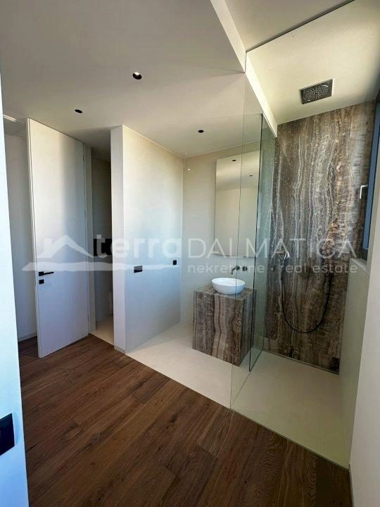 Penthouse von Snova in Sukošan – privater Pool und Blick auf die Adria