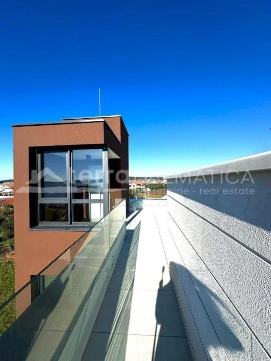 Penthouse von Snova in Sukošan – privater Pool und Blick auf die Adria