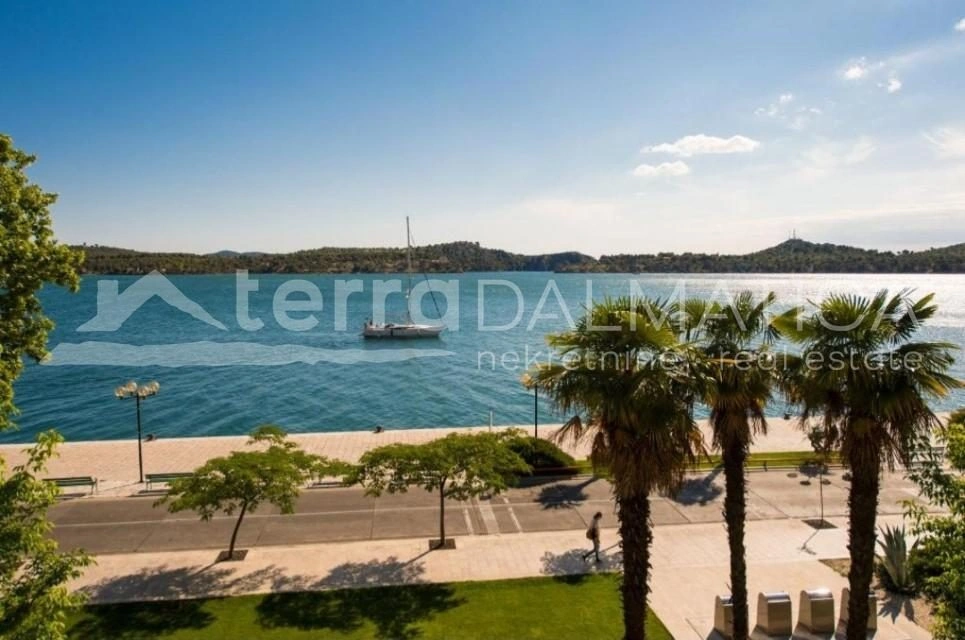 Stan u centru Šibenika – prvi red do mora, pogled na more