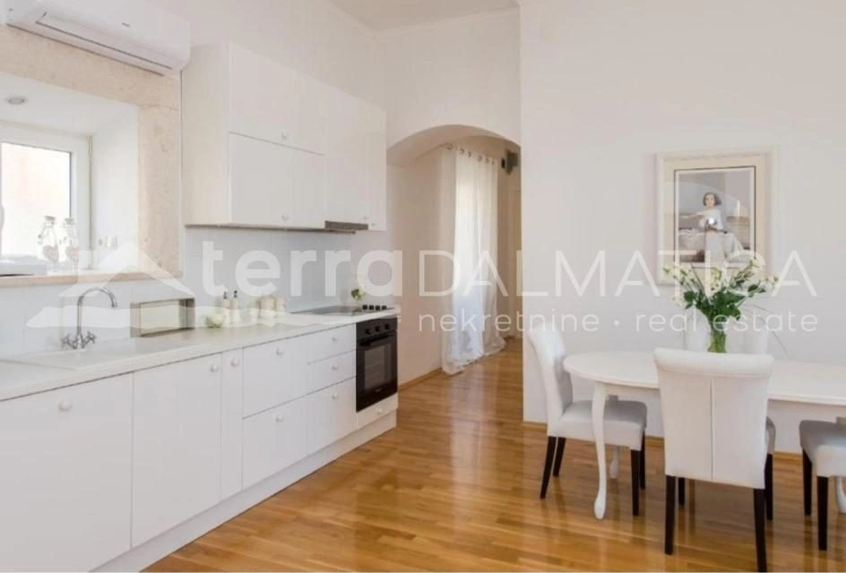 Elegante Wohnung im Herzogspalast, in der ersten Reihe am Meer