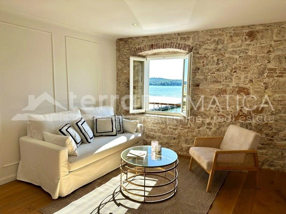 Geräumige und luxuriös renovierte Wohnung im Herzen von Šibenik mit Meerblick