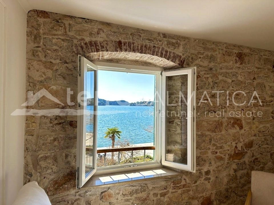 Geräumige und luxuriös renovierte Wohnung im Herzen von Šibenik mit Meerblick